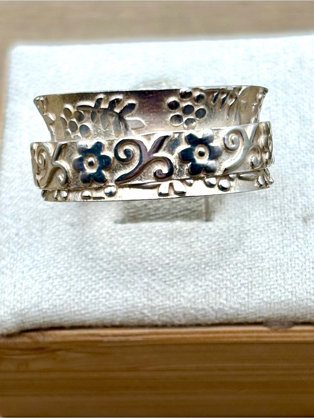 D’joy 925 Sterling Silver Spinner Ring. Size 8 1/2.